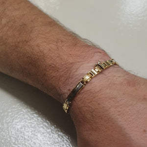 Två färgat 18k guld armband