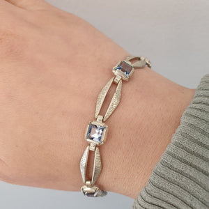 Silver armband med ljusblåa stenar