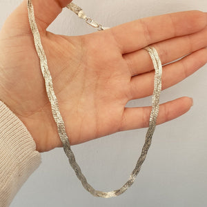 Silver halsband i flätad design 