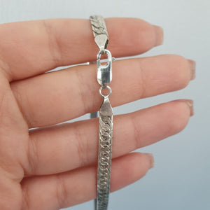 Silver halsband med unik design 
