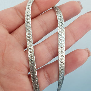 Stelt silver halsband som kan användas på båda hållen